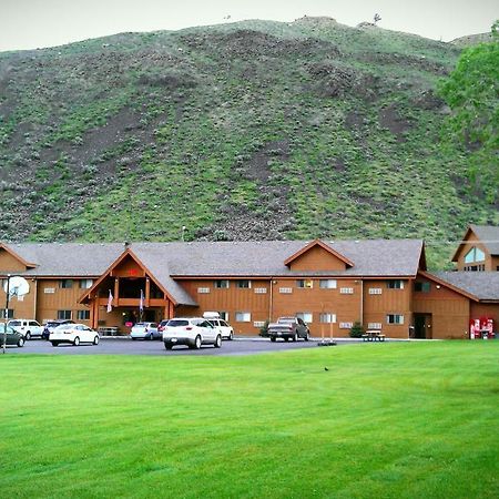 Yellowstone Village Inn And Suites Gardiner Εξωτερικό φωτογραφία