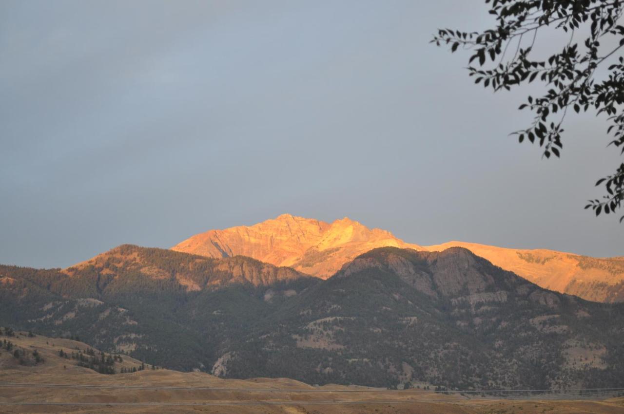 Yellowstone Village Inn And Suites Gardiner Εξωτερικό φωτογραφία