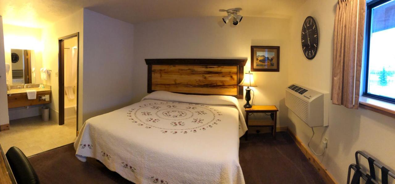 Yellowstone Village Inn And Suites Gardiner Εξωτερικό φωτογραφία