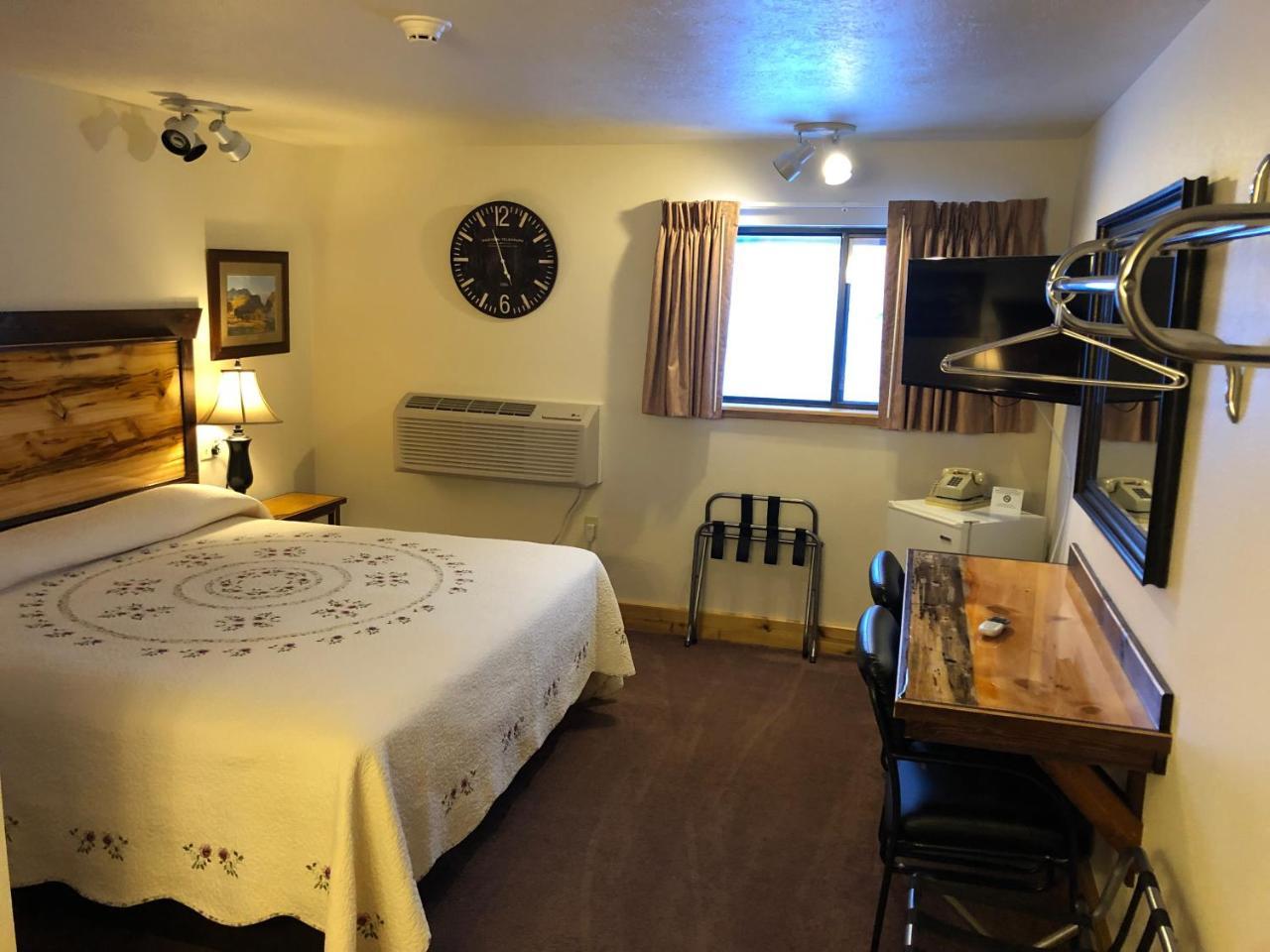 Yellowstone Village Inn And Suites Gardiner Εξωτερικό φωτογραφία